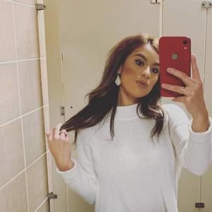 Meet your Posher, Leslie anahi